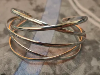 Brazalete plateado multicapa