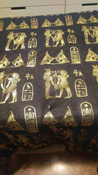 Tela negra con estampado dorado egipcio