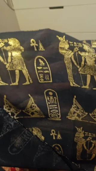 Tela negra con estampado dorado egipcio