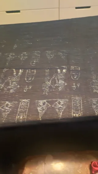 Tela negra con estampado dorado egipcio