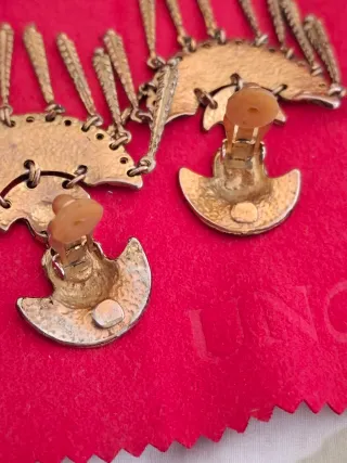 Pendientes vintage dorados.