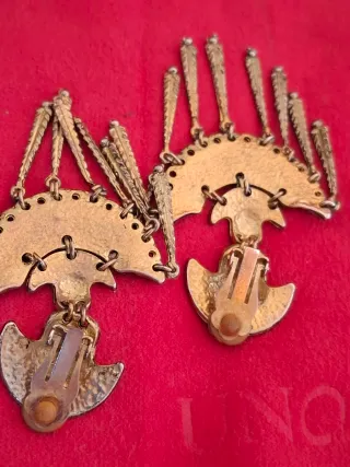 Pendientes vintage dorados.