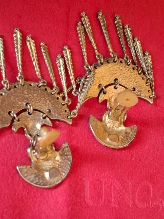 Pendientes vintage dorados.