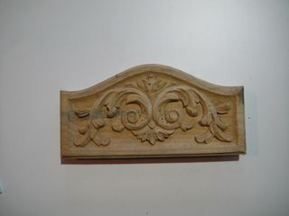 Adorno de madera tallada crudo