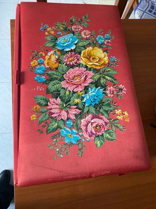 Contenitore rosso decorato