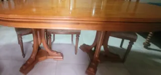 Mesa de comedor de madera