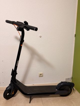 Patinete Eléctrico Negro marca ninebot E2 pro.