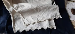 Mutandoni bianchi vintage ricamati a mano.