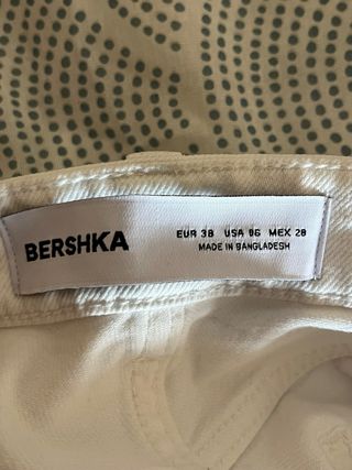 Pantalón blanco campana Bershka