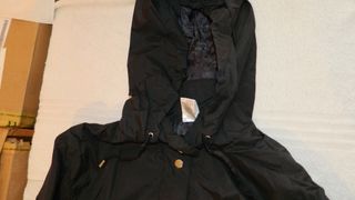 Giacca impermeabile nera con zip