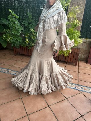 Traje de flamenca beige con  manton