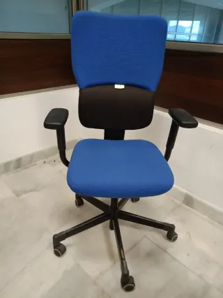 Silla de oficina azul y negra