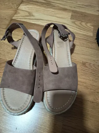 Sandalias marrones con cuña