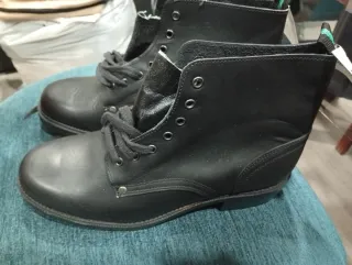 Botas de piel negras