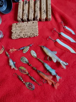 Lote artículos pesca: señuelos, etc.