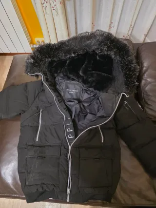 Abrigo Supply & Demand con capucha