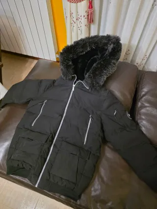 Abrigo Supply & Demand con capucha