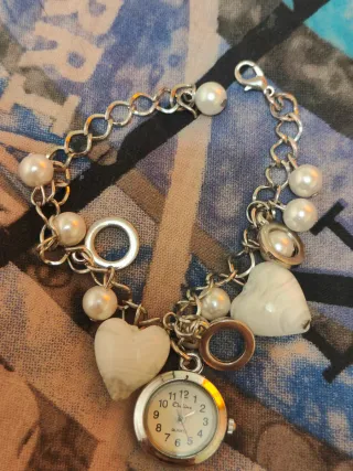 Pulsera con reloj y corazones