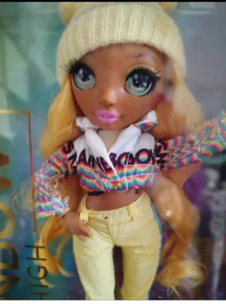 Rainbow High Sunny Winter Break Muñeca