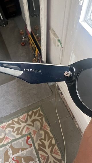 Gafas de sol Loewe negras y doradas