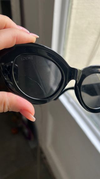 Gafas de sol Loewe negras y doradas