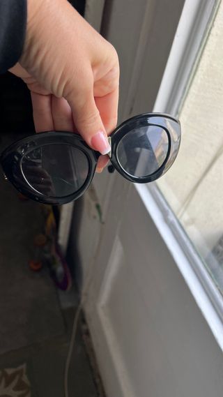 Gafas de sol Loewe negras y doradas