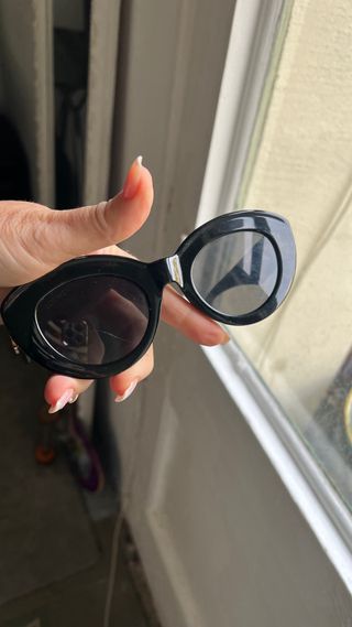 Gafas de sol Loewe negras y doradas