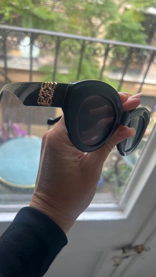 Gafas de sol Loewe negras y doradas