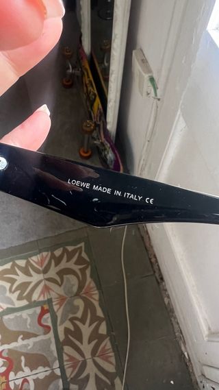 Gafas de sol Loewe negras y doradas