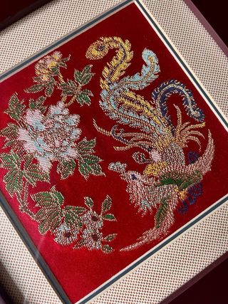 Marco bordado fénix y flores símbolo emperatriz