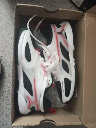 Zapatillas Jordan Blancas y Rojas