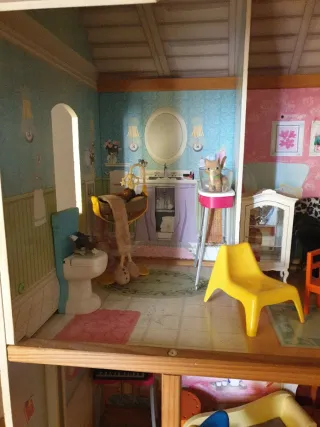 Casita de muñecas con muebles