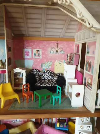 Casita de muñecas con muebles