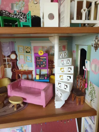 Casita de muñecas con muebles