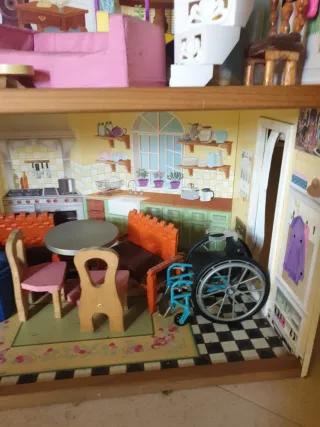 Casita de muñecas con muebles