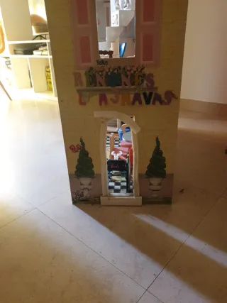 Casita de muñecas con muebles