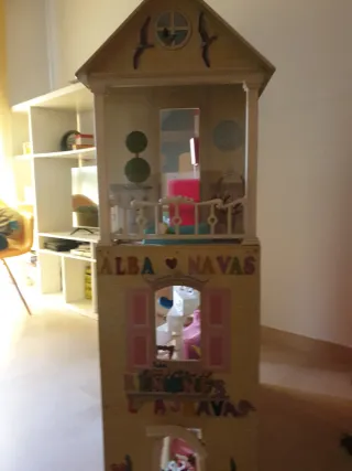Casita de muñecas con muebles