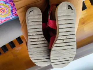 Sandalias rojas de pulsera