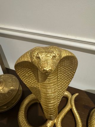 Par de figuras de serpientes doradas