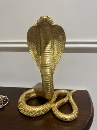 Par de figuras de serpientes doradas