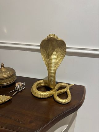 Par de figuras de serpientes doradas