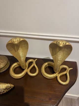 Par de figuras de serpientes doradas