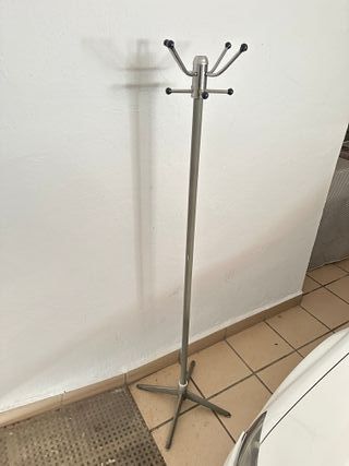 Perchero de pie metálico