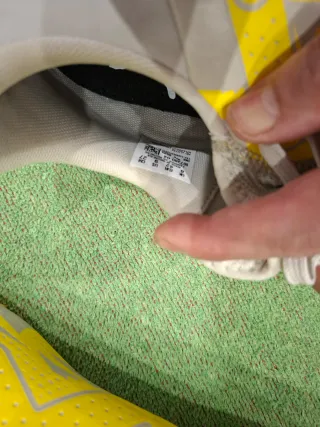 Zapatillas de fútbol Puma grises y amarillas