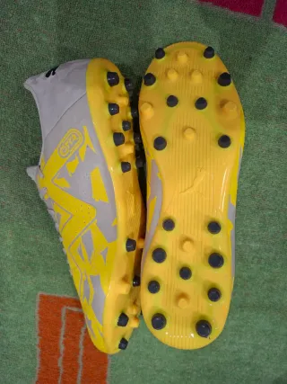 Zapatillas de fútbol Puma grises y amarillas