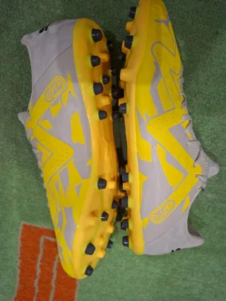 Zapatillas de fútbol Puma grises y amarillas