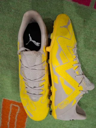 Zapatillas de fútbol Puma grises y amarillas