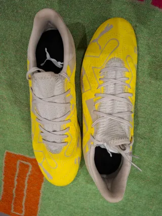 Zapatillas de fútbol Puma grises y amarillas