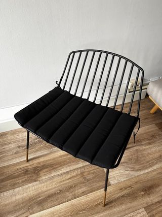 Butaca Kave Home Negra y Dorada