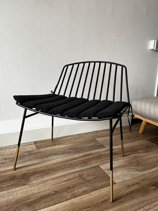 Butaca Kave Home Negra y Dorada